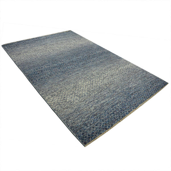 Diagonaal aanzicht van vloerkleed SALERNO, in de kleur grijs blauw gemaakt van wol.