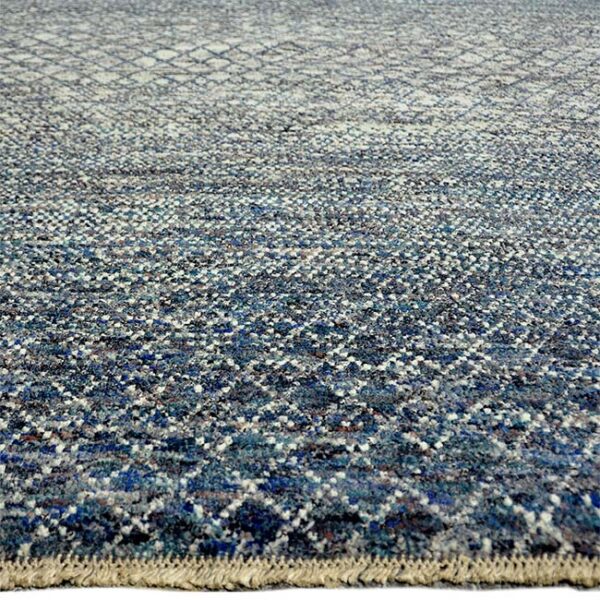 Zijkant detail aanzicht van vloerkleed SALERNO, in de kleur grijs blauw gemaakt van wol.