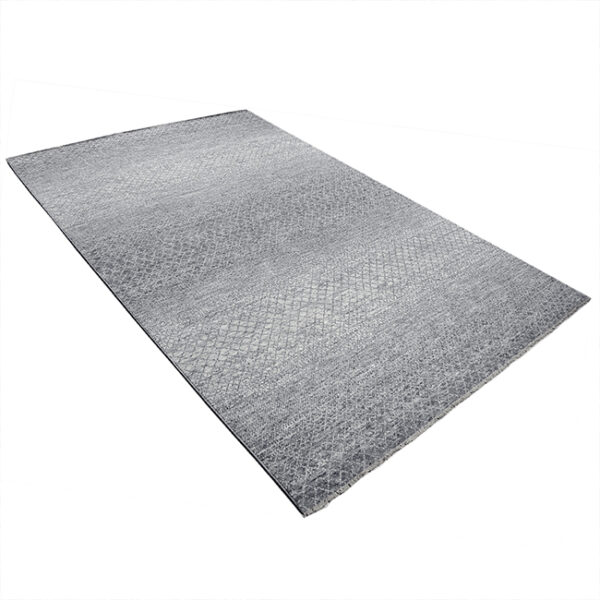 Diagonaal aanzicht van vloerkleed SALERNO, in de kleur ivoor grijs gemaakt van wol.