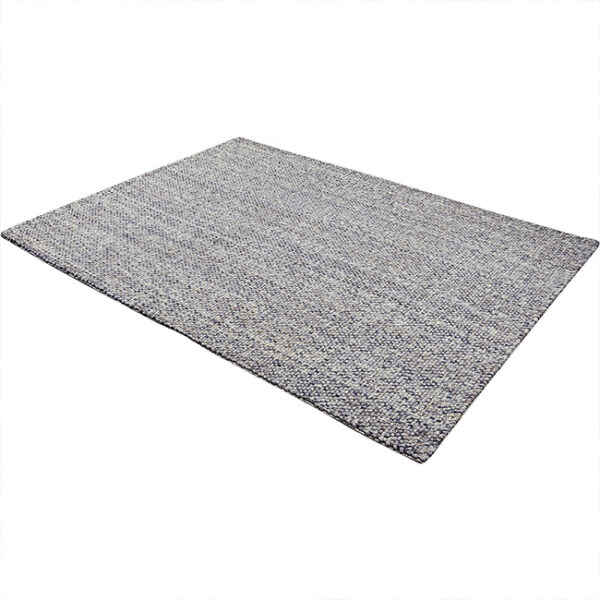 Diagonaal aanzicht van vloerkleed SORDA, in de kleur grijs bruin gemaakt van wol.
