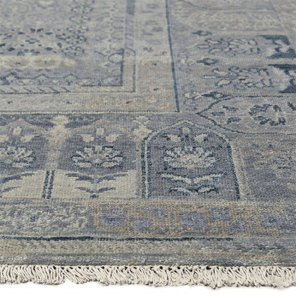 Zijkant detail aanzicht van vloerkleed NUBIAN, in de kleur blauw gemaakt van wol.