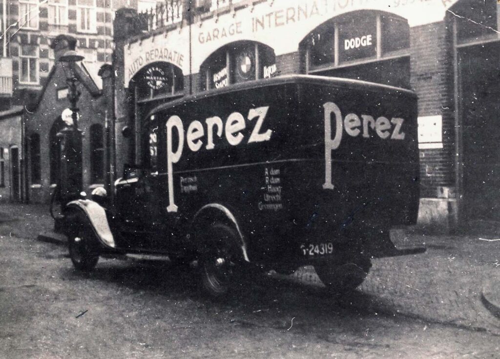 Een van de eerste bedrijfsauto's van vloerkleden speciaal zaak Perez uit het jaar 1936.