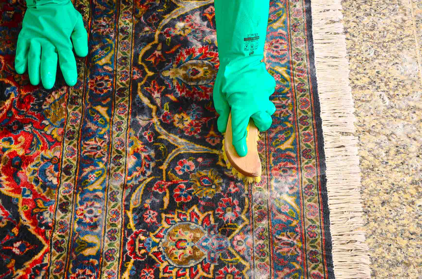 Een specialist van Perez Vloerkleden voert een grondige en veilige reiniging uit op een hoogpolig vloerkleed. Onze reinigingsservice in Tilburg verwijdert vuil, vlekken en geurtjes zonder de structuur of kleur van het kleed aan te tasten.